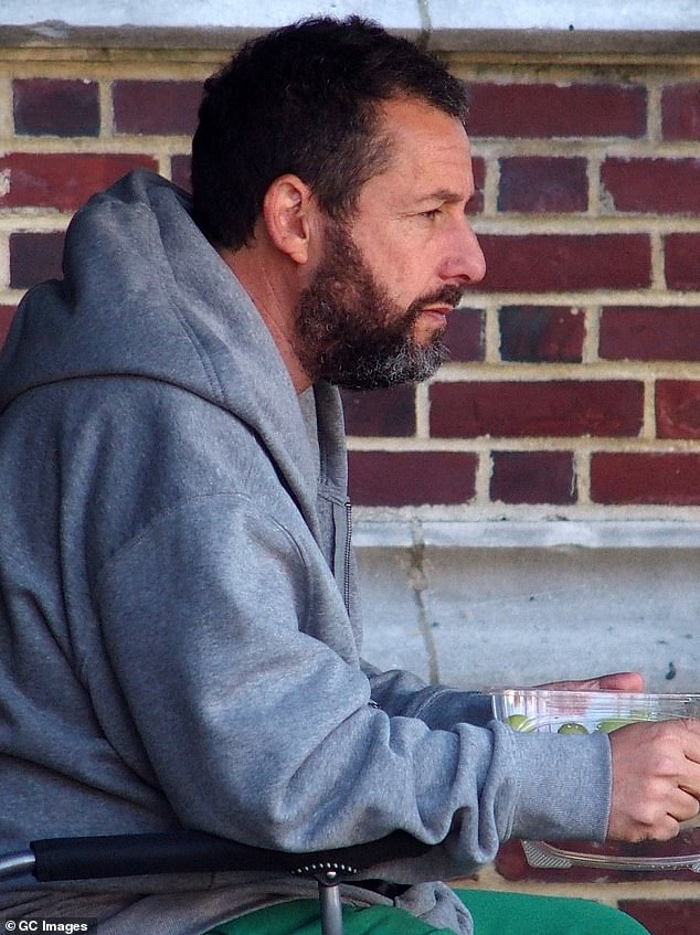 وشوهد آدم وهو يأخذ لحظة لنفسه وهو يقضم العنب أثناء استراحة من التصوير