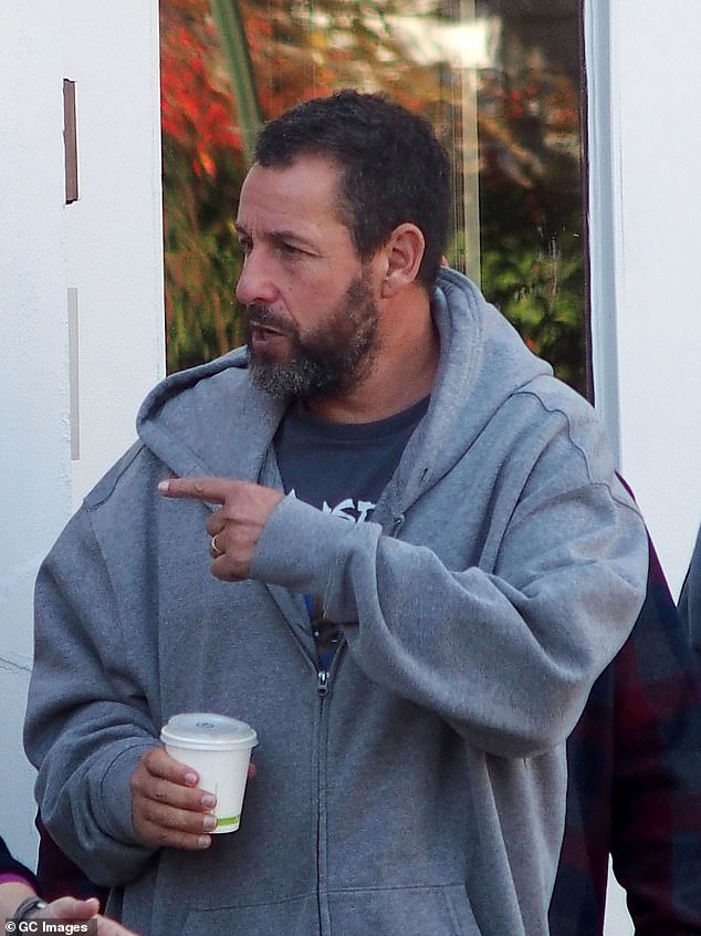 الممثل، الذي شارك أيضًا في كتابة الجزء الثاني ويعمل كمنتج، لم يبدو أنه كان يصور في ذلك الوقت، وبدلاً من ذلك ارتشف فنجانًا من القهوة أثناء حديثه مع الطاقم.