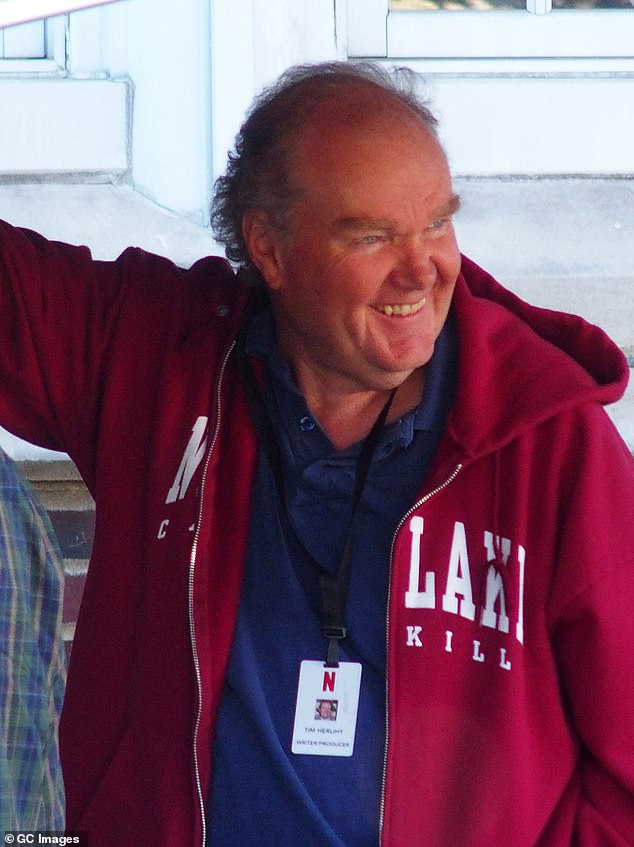 وكان كاتب الفيلم تيم هيرليهي، الذي ارتدى سترة حمراء، في موقع التصوير وبدا في مزاج مرح.