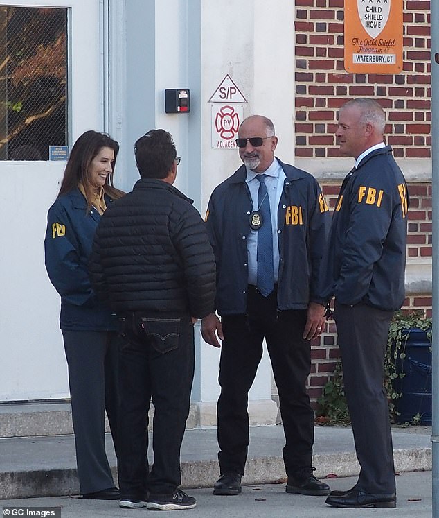 وشوهد الممثل البالغ من العمر 60 عامًا وهو يرتدي زي مكتب التحقيقات الفيدرالي بينما كان يتحدث مع أعضاء آخرين في نفس الملابس