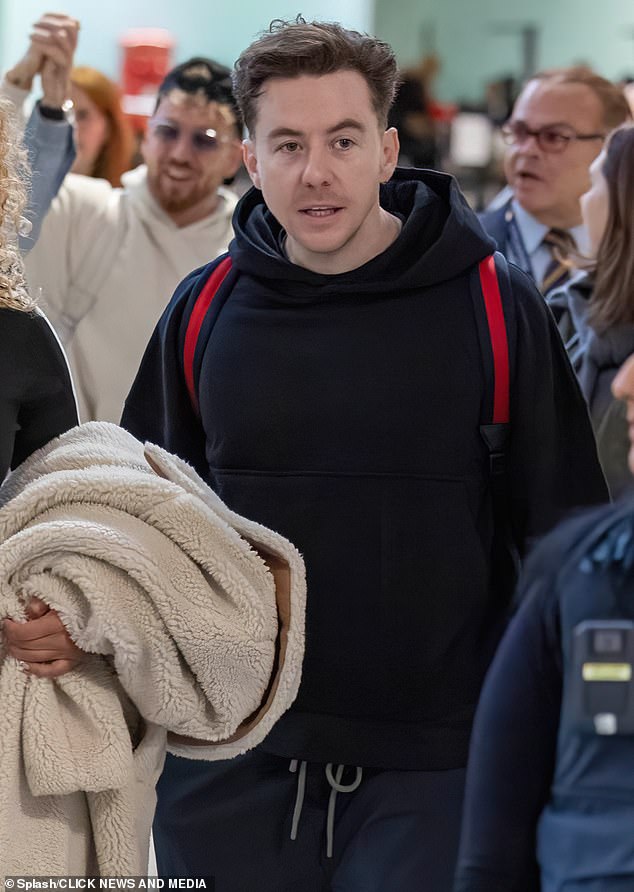 تم ترشيح المغني الرئيسي وعازف الجيتار داني بشدة ليكون من بين النجوم المتجهين إلى المعسكر هذا العام ويبدو أنه أكد إضافته، شق داني طريقه إلى المطار