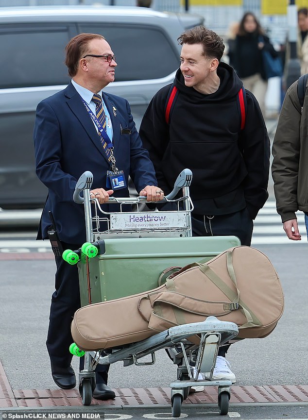 قام داني بتصميم شخصية غير رسمية ومريحة مرتديًا قميصًا أسودًا وبنطلونًا للركض، بالإضافة إلى جيتاره في أمتعته