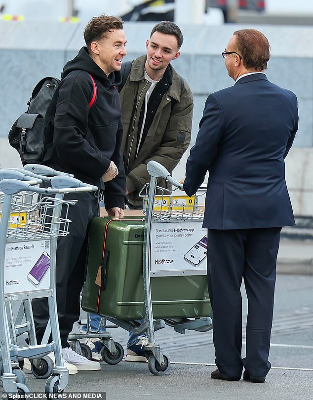 وصل صانع الضربات إلى المطار برفقة أحد أفراد طاقم مطار سنغافورة