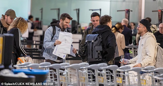 وظهر في حالة معنوية رائعة وهو يعانق سام وجويل ودي جي راديو كابيتال كيمي رودجرز، 29 عامًا