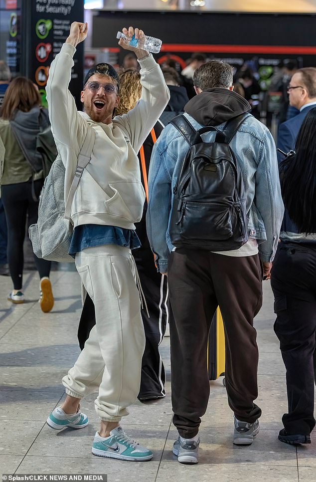 كان سام في حالة معنوية عالية بملابسه الأنيقة في المطار قبل عودته المثيرة أنا من المشاهير