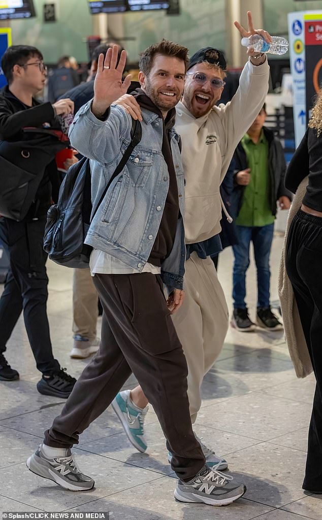 خلال العرض العرضي، سيقوم الثلاثي بتحليل كل ما يحدث في المعسكر، قبل التكهن بما قد يكون في المتجر، بينما يقومون في نفس الوقت بإبداء آرائهم والمشاركة في المناقشات الممتعة.