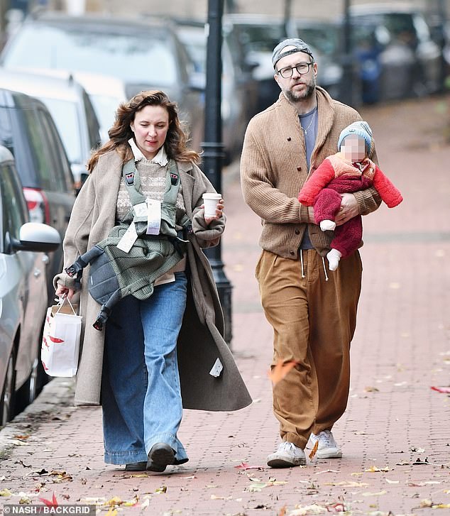 بدا الزوجان، اللذان لعبا دور البطولة معًا في مسلسل Trying على Apple TV+، وكأنهما الوالدين الشغوفين في كل بوصة خلال نزهة خريفية منخفضة المستوى