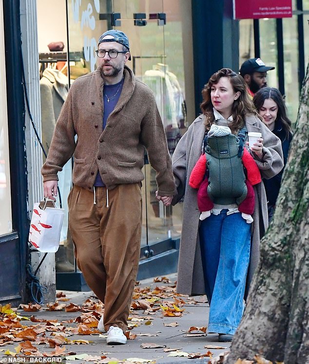 بدا راف وإستير محبوبين بينما كانا يمسكان بأيديهما أثناء المشي مع طفلهما