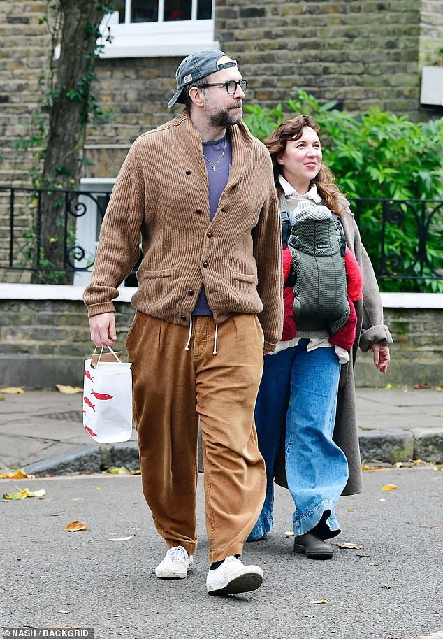 كانت الأم الجديدة إستير تتوهج بالسعادة وهي تمشي مع عائلتها