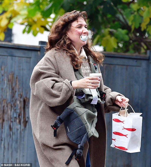 وشوهدت الممثلة وهي عالقة في حياة أمها وهي تمسك بدمية طفلها بينما كانت تتلاعب أيضًا بالقهوة والحقيبة.