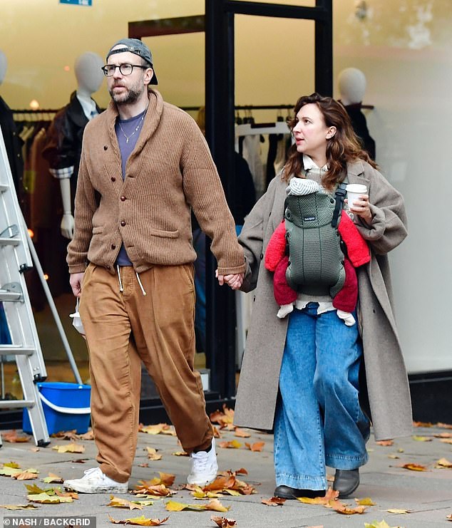 وبدا الزوجان سعيدين ومرتاحين أثناء تجولهما مع الوافد الجديد