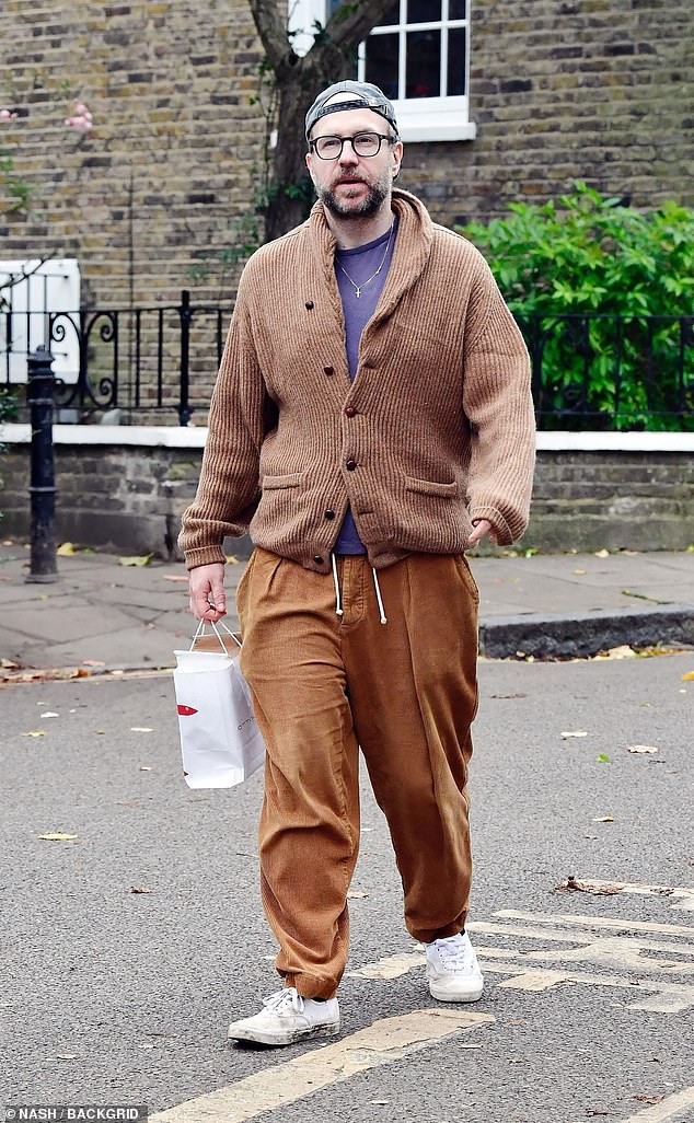 بدا راف، وهو نجل نجم هاري بوتر تيموثي سبال، مرتديًا سترة بنية وسروالًا بنيًا مترهلًا، مرتاحًا بينما كان يستمتع بنزهة خلال أيام الأسبوع مع شريكه وطفله