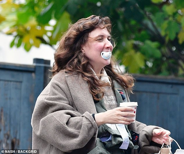 كانت الممثلة بالتأكيد الأم متعددة المهام أثناء المشي