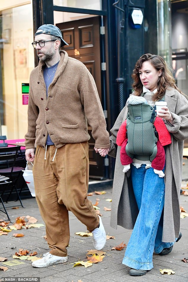 في هذه الأثناء، تألقت إستير بأناقة خريفية، حيث ارتدت معطفاً رمادي داكن كبير الحجم نسقته مع بنطال جينز واسع الأرجل.