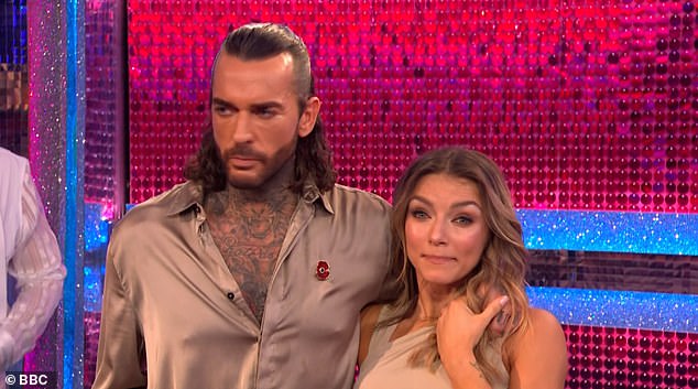 بدا بيت عاطفيًا بعد رقصته وظل صامتًا بينما كان ينتظر استلام نتيجته من الحكام