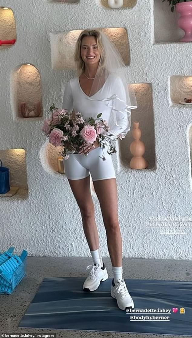 وأظهرت إحدى الصور ملكة بوندي بيلاتس، وهي مدربة اللياقة البدنية لبعض الشخصيات الاجتماعية رفيعة المستوى في سيدني، وهي تظهر في استوديو التمرين بحجاب أبيض بينما تمسك بباقة من الزهور.