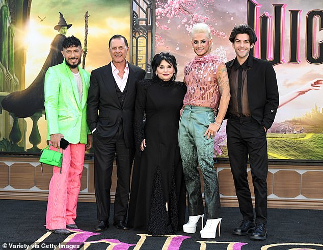 كما التقط الثلاثي صورة جماعية إلى جانب زوج فرانكي هيل ليون وصديقهم