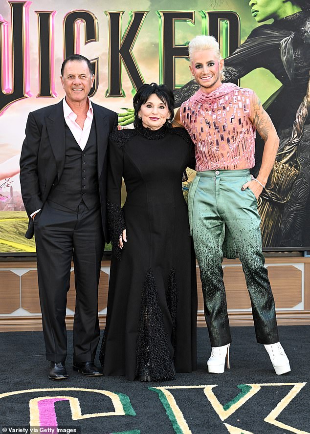 كما طلبت نجمة البوب ​​من عائلتها إظهار دعمهم الكامل في العرض الأول الذي حضره النجوم. قدمت والدة المخرجة الشهيرة 