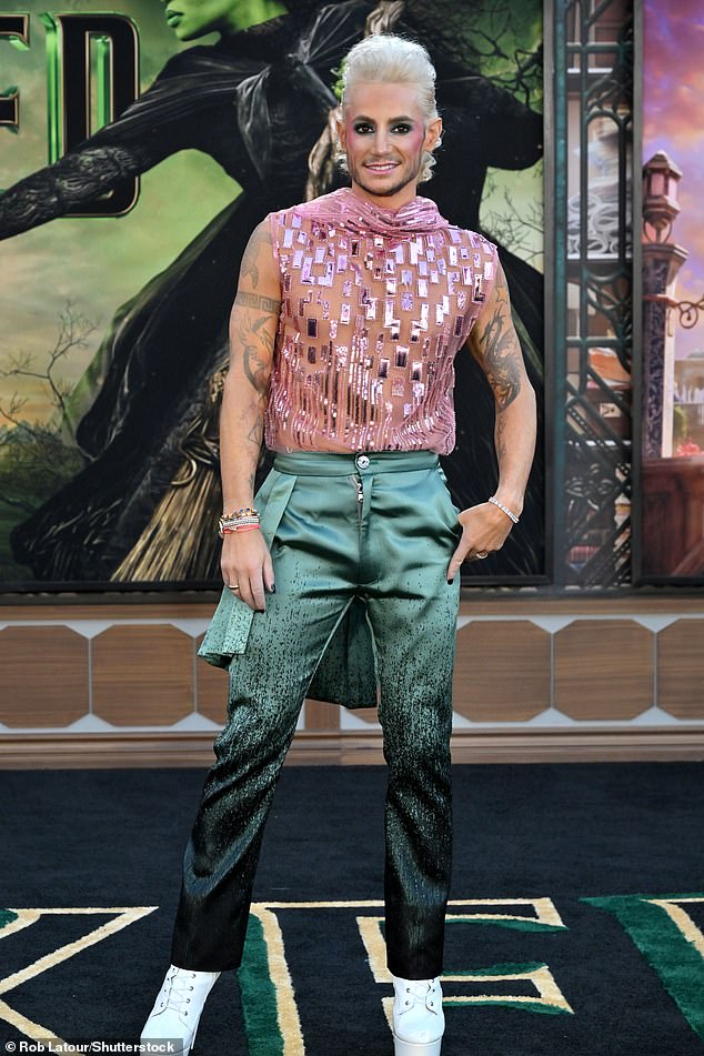 قام نجم برودواي، 41 عامًا، بدمج اللونين الوردي والأخضر في ملابسه المبهرة في عرضه لدعم النجم الشرير