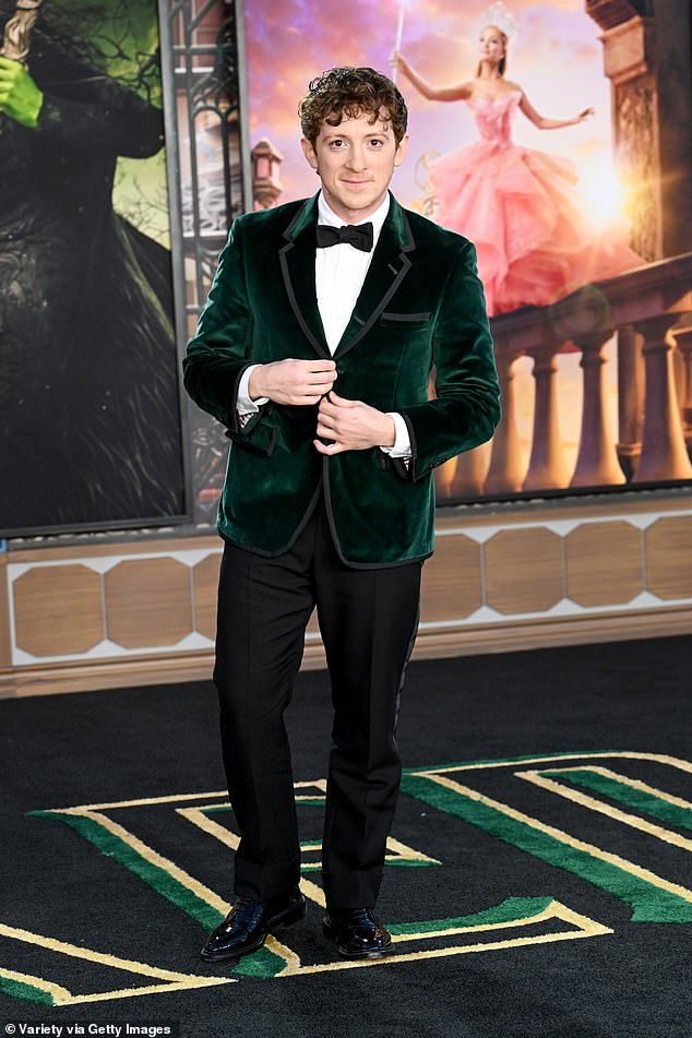 وبدا صديق غراندي، إيثان سلاتر، الذي يلعب دور بوك في الفيلم الموسيقي، أنيقًا أثناء سيره على السجادة الحمراء مرتديًا سترة مخملية خضراء مع زر أبيض وربطة عنق سوداء وبنطلون مطابق.