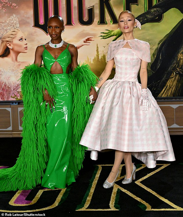 قام نجوم الفيلم الموسيقي المرتقب، والذي سيتم عرضه في دور العرض العالمية يوم 22 نوفمبر، بإطلالة شخصيتيهما غليندا وإلفابا، على التوالي، بإطلالاتهما على السجادة الحمراء.