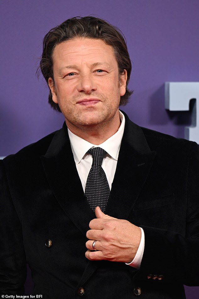 والآن قام أوليفر والناشر Penguin Random House UK بسحب الكتاب من الرفوف، بعد صدوره في مايو، بعد إصدار اعتذار رسمي، حسبما ذكرت صحيفة الغارديان يوم الأحد.