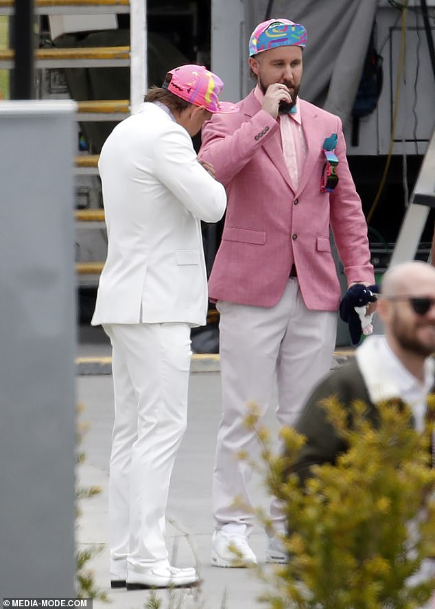 اختارت هايدن بدلة بيضاء ناصعة مع قميص أرجواني وربطة عنق متناسقة، ومزودة بمربع جيب بلون ممتع ومتباين.