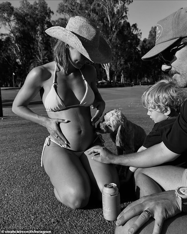 وفي الصور، التي شاركها أيضًا زوجها جوش ميلر، تظهر ستيف بطنها الرضيع بينما ترتدي بيكينيًا ضيقًا.