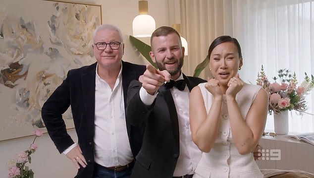 وسط موجة من العطاءات، بيعت ممتلكاتهم مقابل 2.93 مليون دولار إلى وكيل المشتري، مما حقق للزوجين ربحًا مذهلاً قدره 1.03 مليون دولار وجعلهما الفريق الثاني هذا الموسم ليصبحا مليونيرات فوريين.