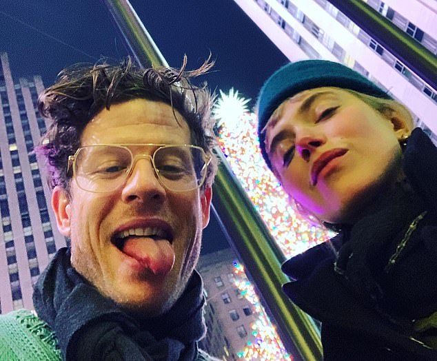 على الرغم من الانفصال في أواخر العام الماضي، قرر الزوجان الحفاظ على انفصالهما عند أدنى مستوياته، حيث قال مصدر مقرب من الزوجين لـ MailOnline: 