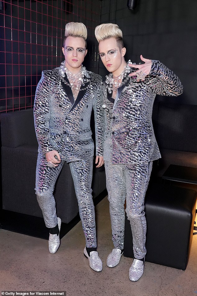 ارتدى إدوارد وجون غرايمز من جيدوارد بدلات جذابة متطابقة