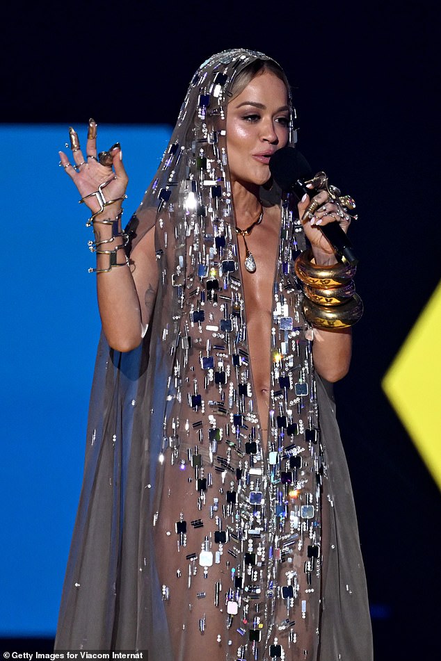 المغنية التي صنعت التاريخ كأول شخص على الإطلاق يستضيف الحفل المرصع بالنجوم للمرة الثالثة، أذهلت عندما صعدت إلى المسرح مرتدية فستانًا فضيًا شفافًا.