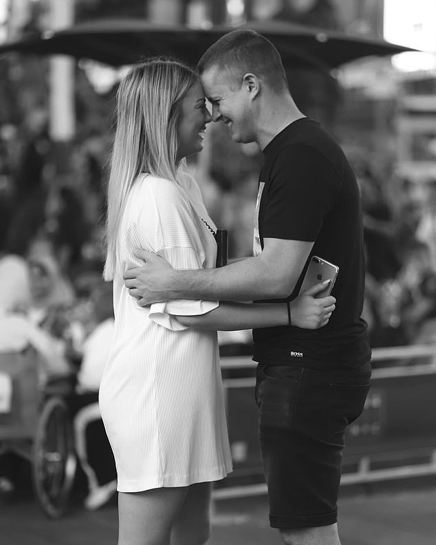 وفي يوم الأحد، نشرت تحني، 30 عامًا، والتي كانت شريكة جوني المخلصة لمدة ثماني سنوات، معرضًا للصور بالأبيض والأسود لها وللممثل.