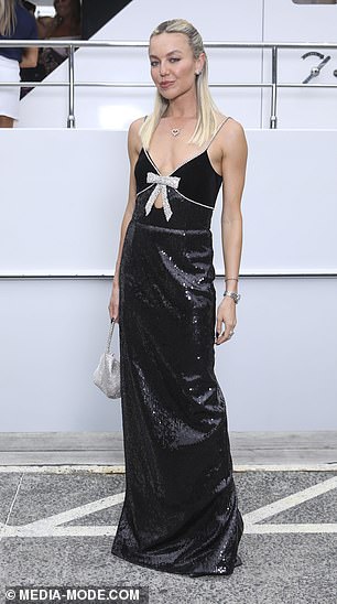 قدمت العارضة الأسترالية والشخصية المؤثرة (في الصورة: ساسكيا) عروضًا مذهلة بينما أمضيا المساء على متن يخت فخم في ميناء سيدني مع مجموعة كاملة من النجوم