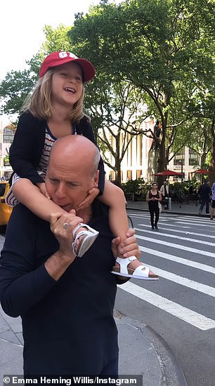 لقد استخدم مهاراته في التمثيل لتحذيرها: 