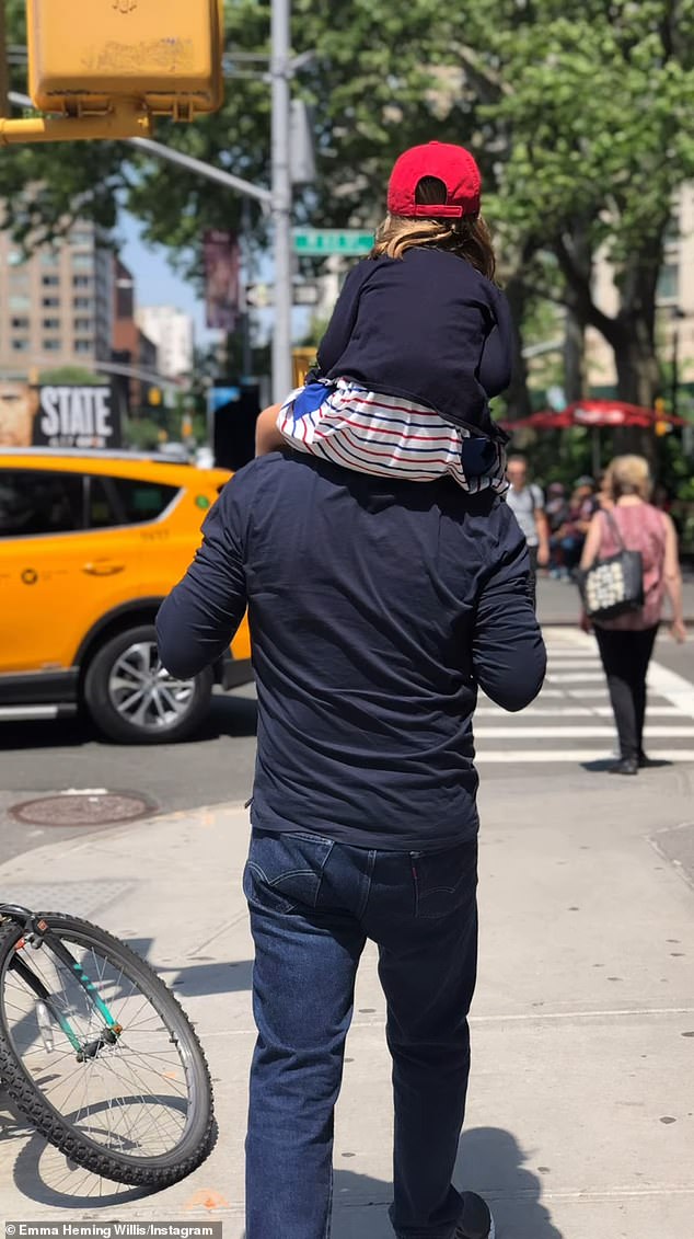 يبدو أن المقطع القديم قد تم تصويره في عام 2019 تقريبًا، أي قبل ثلاث سنوات من تشخيص إصابة ويليس باضطراب في الدماغ، وهو فقدان القدرة على الكلام، والذي تطور لاحقًا إلى تشخيص الخرف الجبهي الصدغي (FTD)