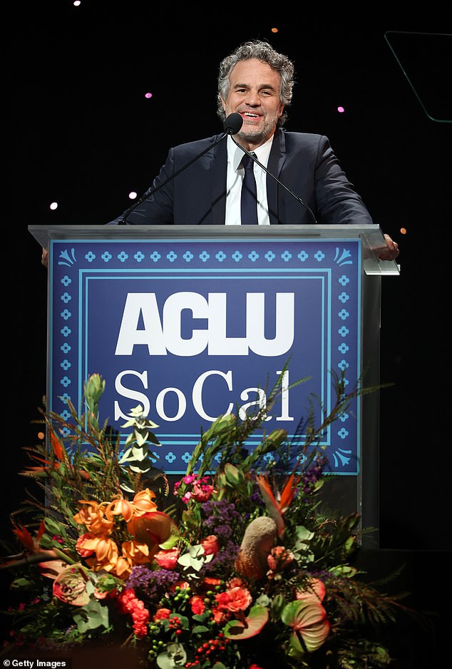 وصعد الممثل إلى المسرح لإلقاء خطاب قبوله