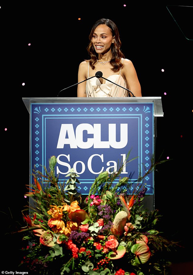 كانت زوي أحد المتحدثين الذين قدموا الجائزة لمارك