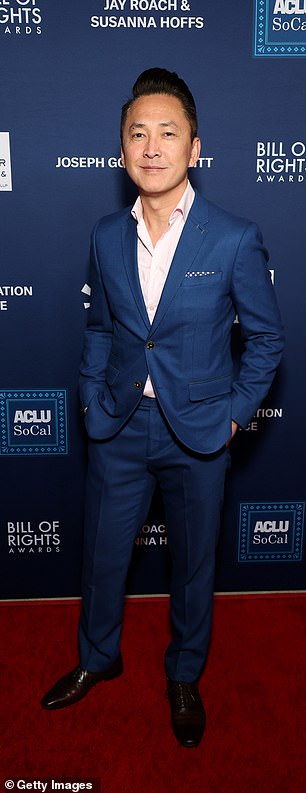 ارتدت كاتبة The Sympathizer، فيت ثانه نغوين، بدلة أنيقة بلون أزرق فاتح