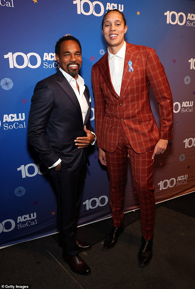 أضافت نجمة WNBA والمكرمة بريتني غرينر بعض الألوان إلى السجادة الحمراء ببدلتها المنقوشة القرمزية الجذابة. ظهرت مع الممثل جيسون وينستون، الذي ارتدى بدلة بحرية ذات طية صدر السترة