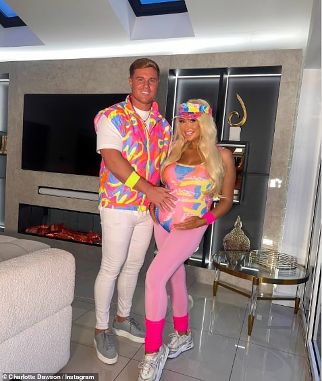 وفي الوقت نفسه، خاطبت نجمة Celebrity Bumps السابقة رد الفعل العنيف الذي تعرضت له لنشرها ماثيو على حسابها على Instagram، معلنة أنها 