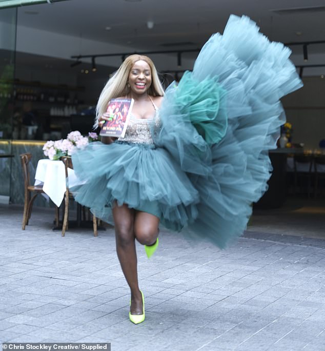 تم الكشف عن الفتاة البالغة من العمر 38 عامًا، والتي اتُهمت بكل شيء بدءًا من شراء متابعين على Instagram والتقاط الصور على متن طائرات خاصة، من قبل خصمها جيمي أزوباردي في سلسلة من المنشورات الوحشية التي تمت مشاركتها على Instagram ليلة الاثنين.