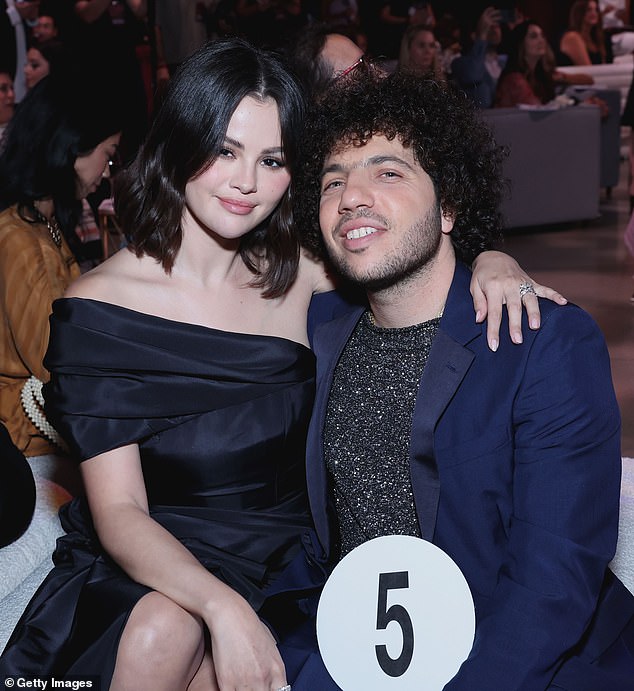 ناقش المنتج المرشح لجائزة جرامي بسعادة أسرار نجاحه في الحياة والحب، وتحدث عن صباحه الرومانسي مع الممثلة، 32 عامًا، في المقال؛ الزوج الذي شوهد في أكتوبر