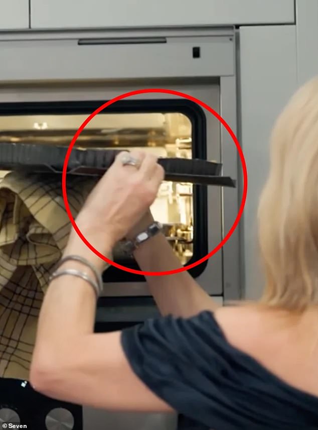 أصيب المشاهدون بالحيرة عندما رأوا جاني تخرج صينية ساخنة من الفرن بيديها العاريتين ليلة الاثنين وقالت إن العرض بدا وكأنه 