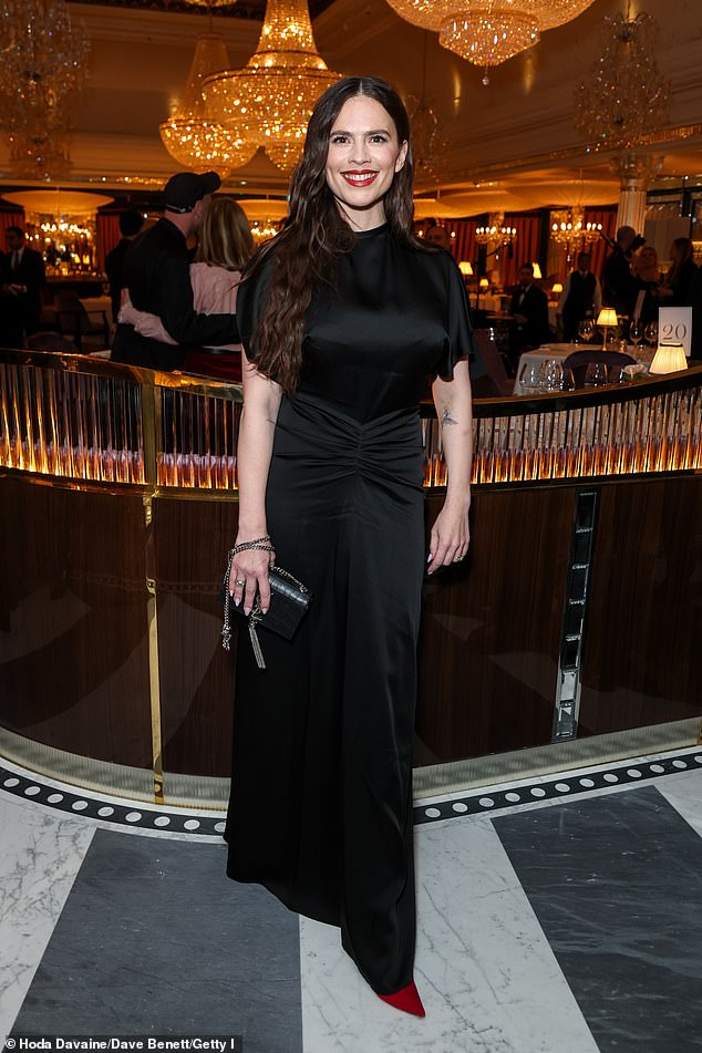 وتألقت الممثلة بأناقة في هذا الحدث بفستان من الساتان الأسود، تجمع عند الخصر لتظهر قوامها النحيف، وأضافت لمسة من الألوان مع حذاء أحمر بكعب عالٍ.