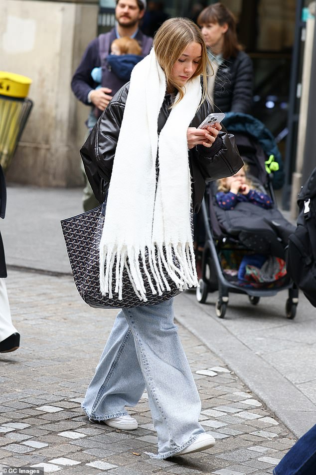 عادت فيكتوريا إلى لندن يوم الجمعة بعد رحلة سريعة إلى باريس مع ابنتها هاربر، 13 عامًا (في الصورة في وقت سابق من هذا الأسبوع)