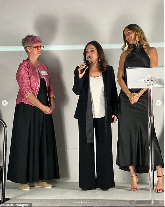 على الرغم من التقارير التي تفيد بأن عمرها خمسة أو ستة أشهر مع طفلها الثالث، تمكنت عارضة الأزياء، 44 عامًا، من إخفاء بطنها في أول مشاركة لها على إنستغرام منذ ظهور الأخبار الشهر الماضي بأنها وصديقها يواكيم فالينتي، 37 عامًا، يتوقعان طفلهما الأول. معاً