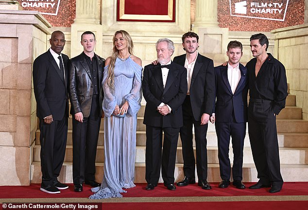 انضم الرجل الرائد بول إلى النجوم المشاركين كوني نيلسن ويوفال جونين وبيدرو باسكال وآخرين في العرض الأول الجذاب في لندن في أوديون لوكس في وقت سابق من المساء