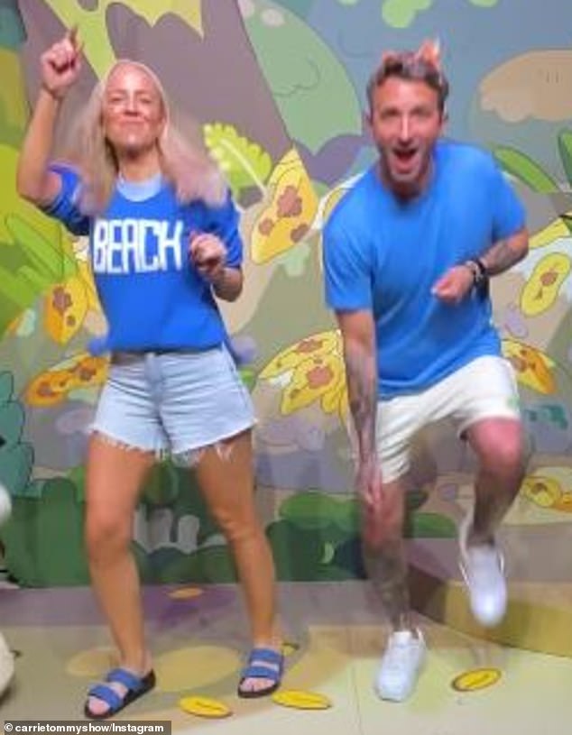 زار نجوم الراديو Bluey's World في بريسبان والذي يقدم للجماهير لمحة أولى عن المجموعات النابضة بالحياة والأكبر من الحياة التي تعيد الحياة إلى منزل Heeler الشهير.