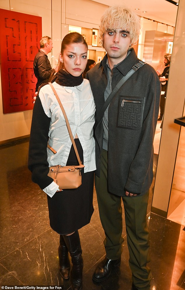 وقف لينون بجانب صديقته إيزوبيل ريتشموند